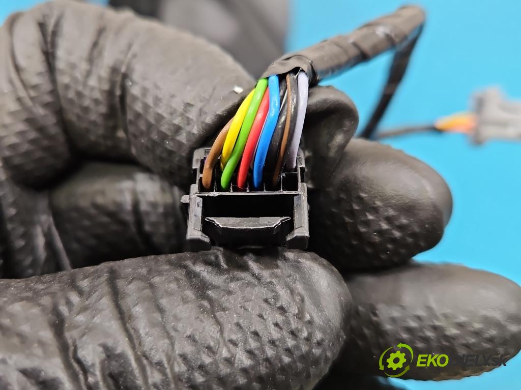 Dacia Duster III 24- 1.2 131 HP manual 96 kW 1199 cm3 5- zrkadlo ľavé 963024085R (Kľučka dverí ostatné)