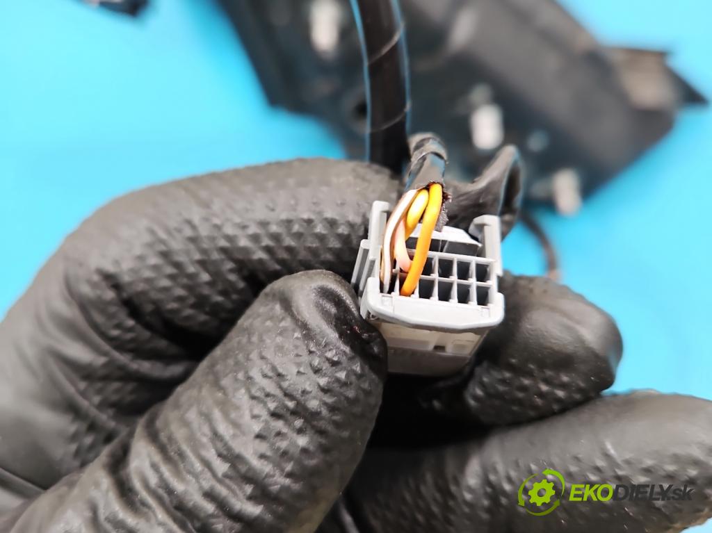 Dacia Duster III 24- 1.2 131 HP manual 96 kW 1199 cm3 5- zrkadlo ľavé 963024085R (Kľučka dverí ostatné)