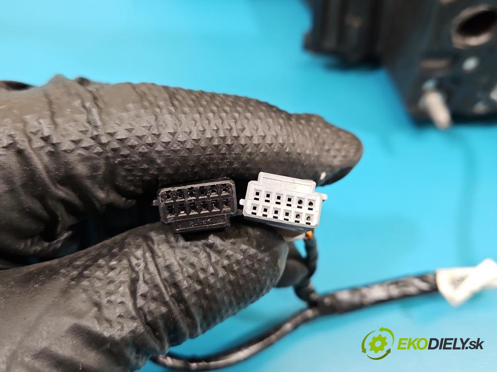 Dacia Duster III 24- 1.2 131 hp manual 96 kW 1199 cm3 5- zpětné zrcátko levé 963024085R (Klika dveří ostatní)