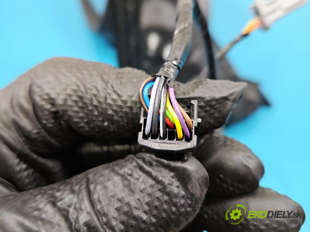 Dacia Duster III 24- 1.2 131 HP manual 96 kW 1199 cm3 5- zrkadlo ľavé 963024085R (Kľučka dverí ostatné)