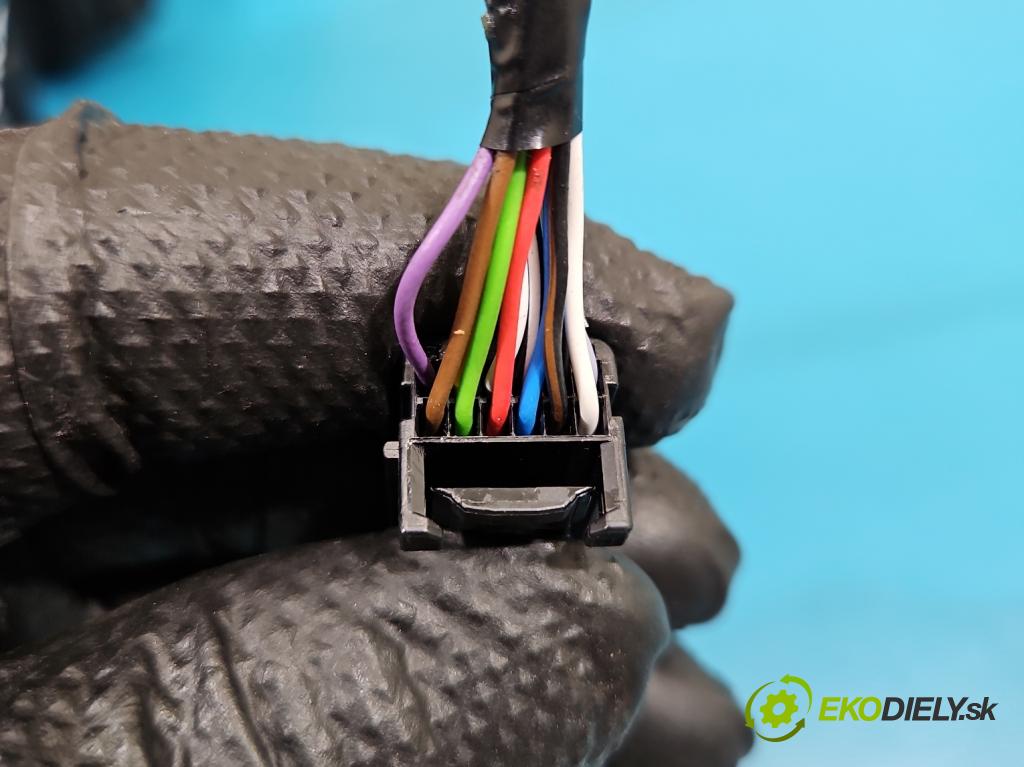 Dacia Duster III 24- 1.2 131 HP manual 96 kW 1199 cm3 5- zrkadlo pravé  (Kľučka dverí ostatné)