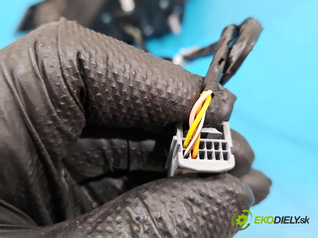 Dacia Duster III 24- 1.2 131 HP manual 96 kW 1199 cm3 5- zrkadlo pravé  (Kľučka dverí ostatné)