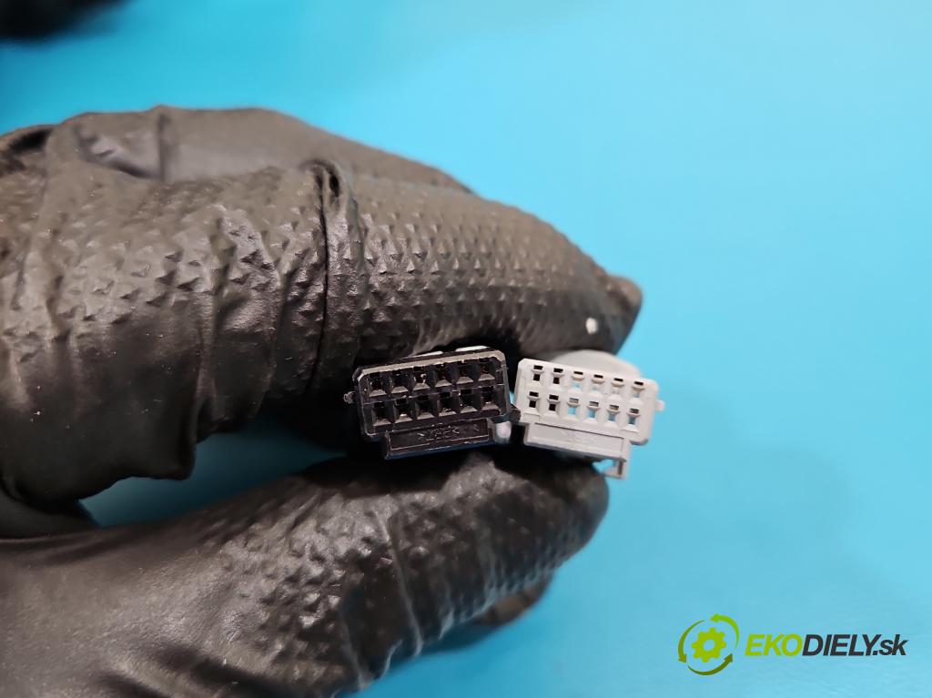 Dacia Duster III 24- 1.2 131 HP manual 96 kW 1199 cm3 5- zrkadlo pravé  (Kľučka dverí ostatné)