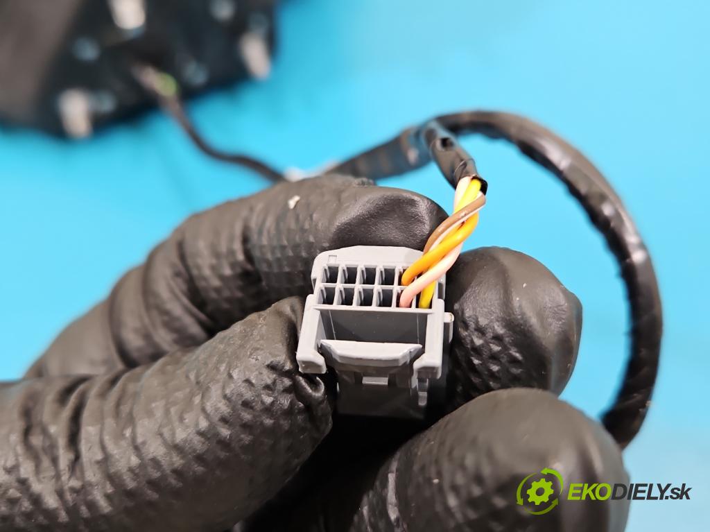 Dacia Duster III 24- 1.2 131 HP manual 96 kW 1199 cm3 5- zrkadlo pravé  (Kľučka dverí ostatné)