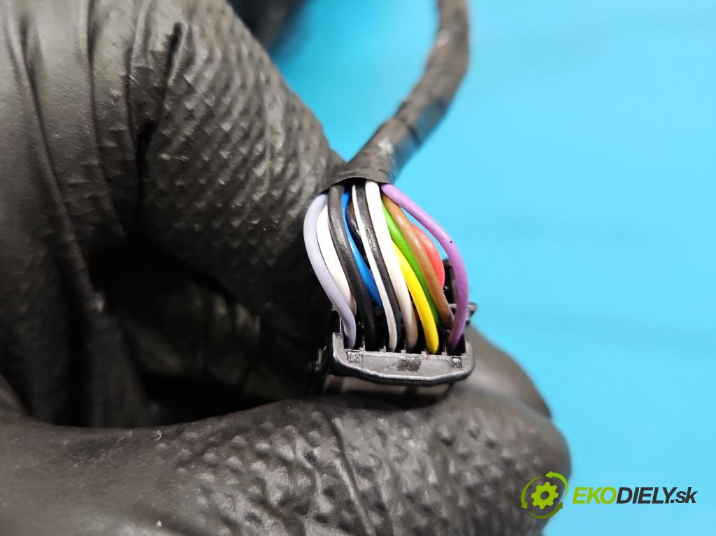 Dacia Duster III 24- 1.2 131 HP manual 96 kW 1199 cm3 5- zrkadlo pravé  (Kľučka dverí ostatné)