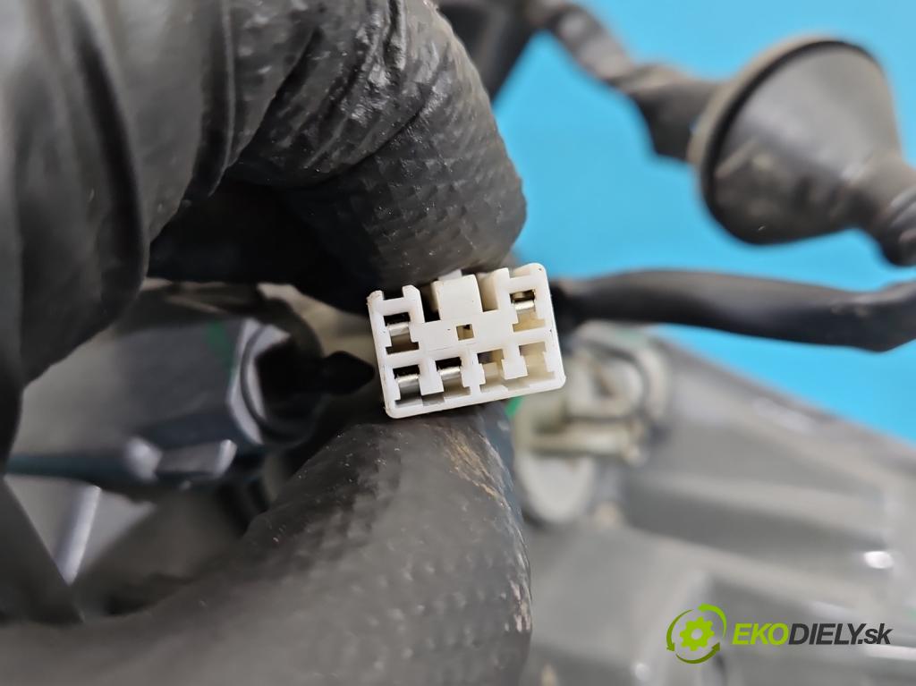 Hyundai I30 II 2012-2016 1.4 16V 100 HP manual 73.2 kW 1396 cm3 5- svetlo / reflektor zadné ľavé  (Kľučka dverí ostatné)