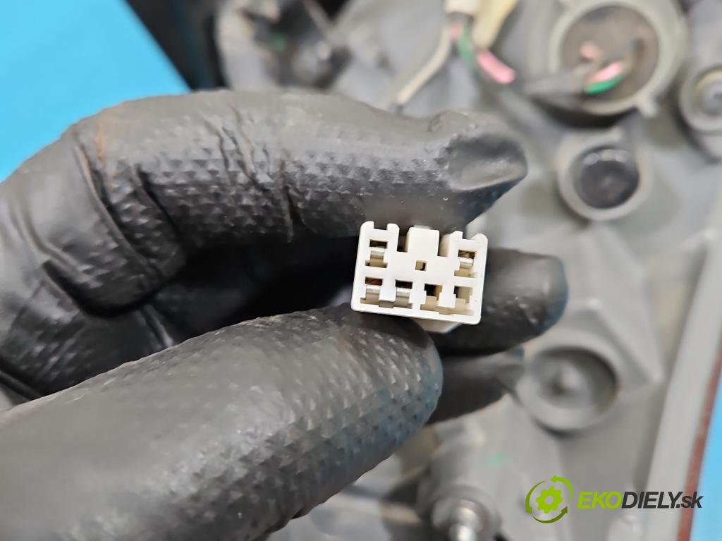 Hyundai I30 II 2012-2016 1.4 16V 100 HP manual 73.2 kW 1396 cm3 5- svetlo / reflektor zadné pravé  (Kľučka dverí ostatné)