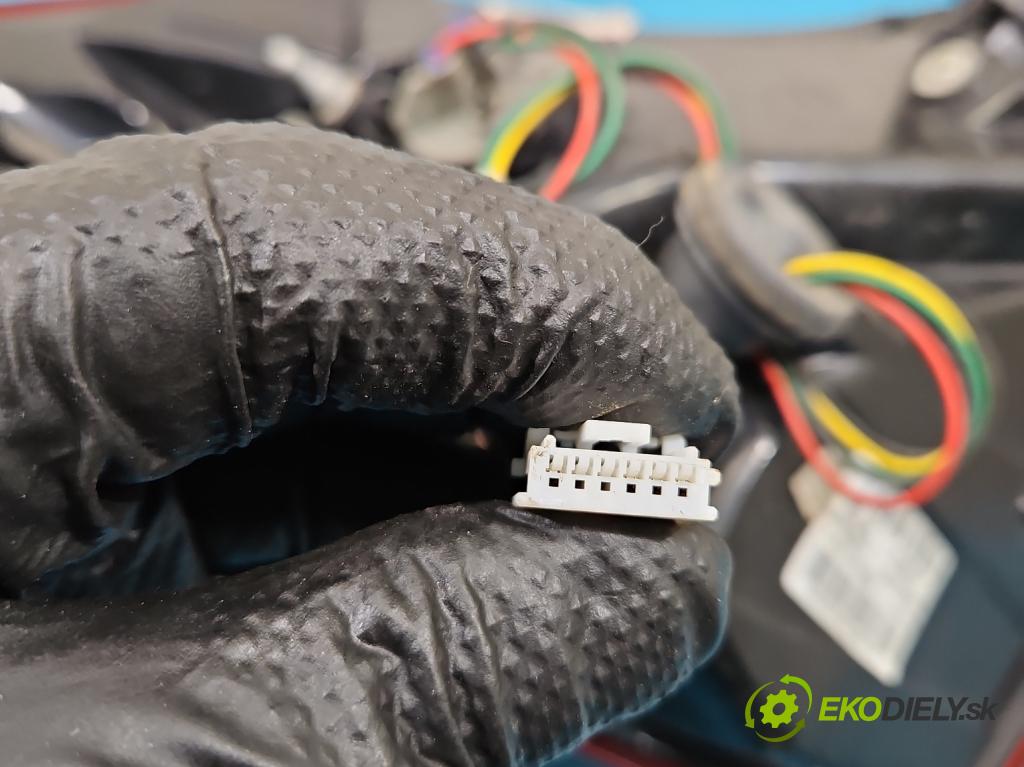 Hyundai i20 II 2014 -2020 1.2 16V 84KM manual 62 kW 1248 cm3 5- svetlo / reflektor zadné pravé 92402-C8000 (Kľučka dverí ostatné)