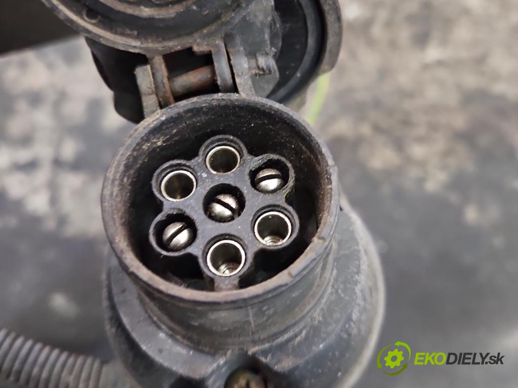 Citroen C3 III 2016-2024 1.2 12V 83 HP manual 61 kW 1199 cm3 5- Hák: vlečení: (Ťažné zariadenie)