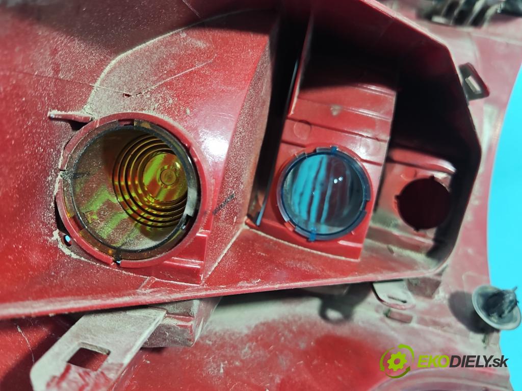 Peugeot 407 2.0 hdi 136 HP manual 100 kW 1997 cm3 5- svetlo / reflektor zadné pravé  (Kľučka dverí ostatné)