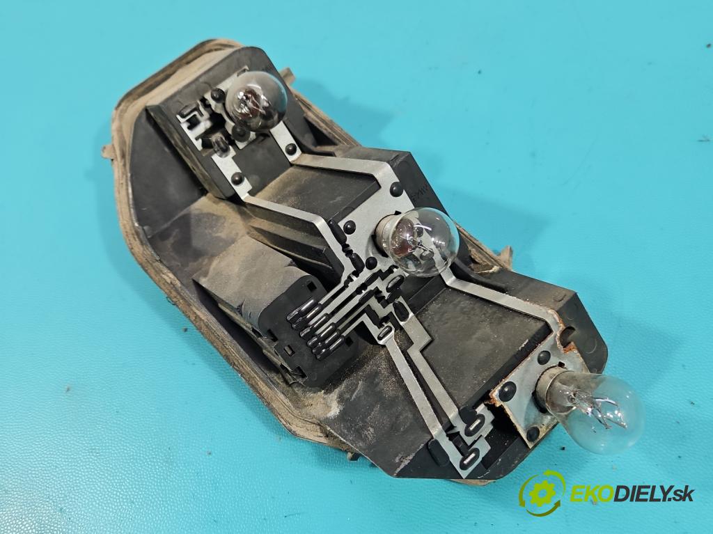 Peugeot 407 2.0 hdi 136 HP manual 100 kW 1997 cm3 5- svetlo / reflektor zadné pravé  (Kľučka dverí ostatné)