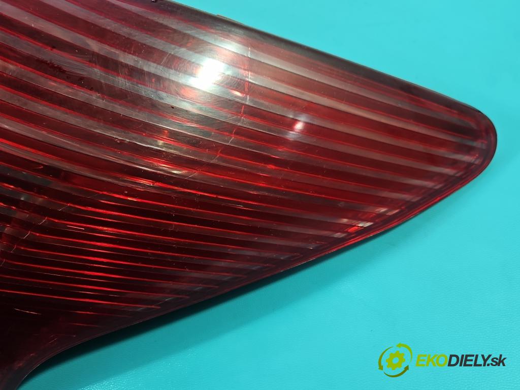 Peugeot 407 2.0 hdi 136 HP manual 100 kW 1997 cm3 5- svetlo / reflektor zadné pravé  (Kľučka dverí ostatné)