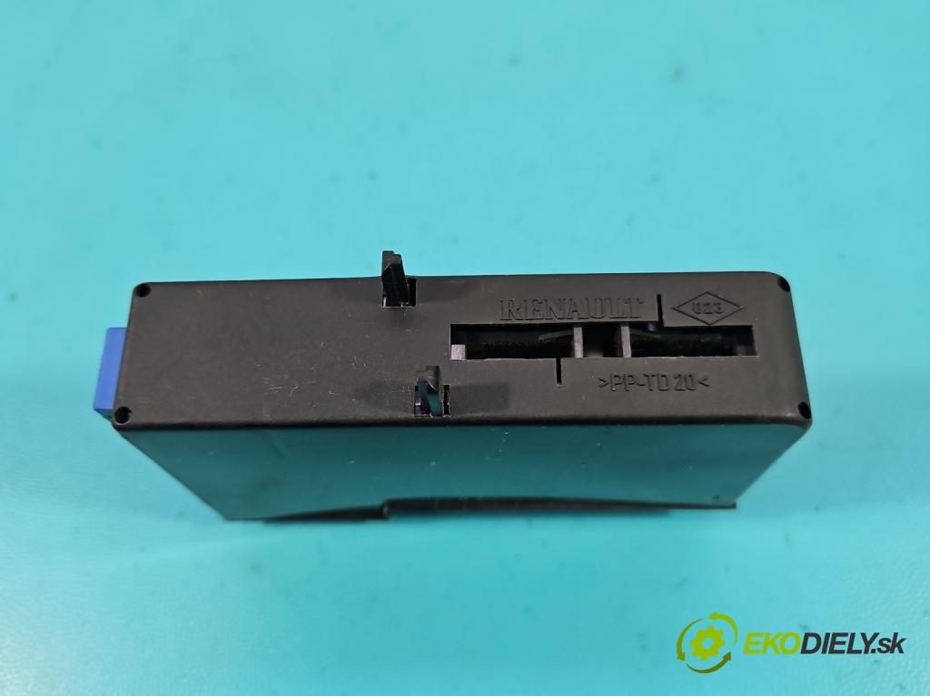 Renault Laguna II 2001-2007 1.6 16V 111KM manual 82 kW 1598 cm3 5- Čtenář: kárt