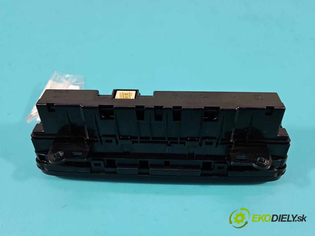 Toyota Auris II 2012-2018 1.8 16V 99 HP automatic 73 kW 1798 cm3 5- panel kúrenia 75H695