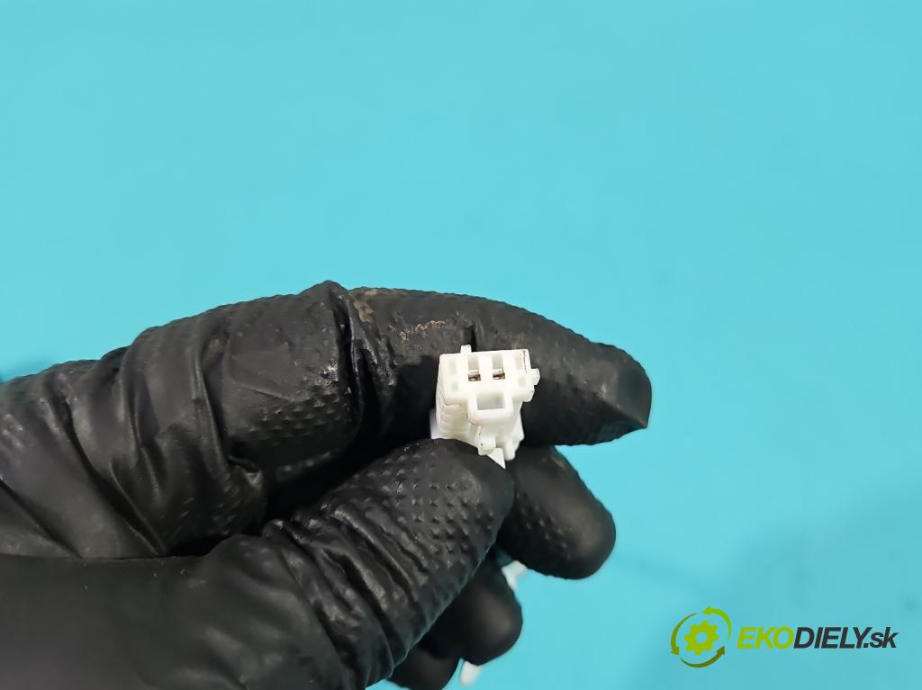 Citroen C3 III 2016-2024 1.2 12V 83 hp manual 61 kW 1199 cm3 5- stěna bezpečnost přední pravý