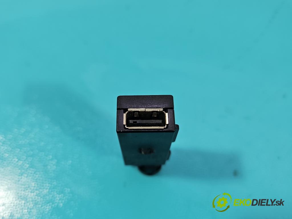 Skoda Rapid 2012-2019 1.4 tdi 90 HP manual 66 kW 1422 cm3 5- zásuvka USB 5Q0035726M