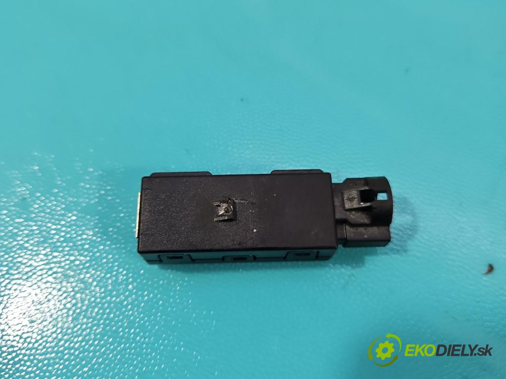 Skoda Rapid 2012-2019 1.4 tdi 90 HP manual 66 kW 1422 cm3 5- zásuvka USB 5Q0035726M