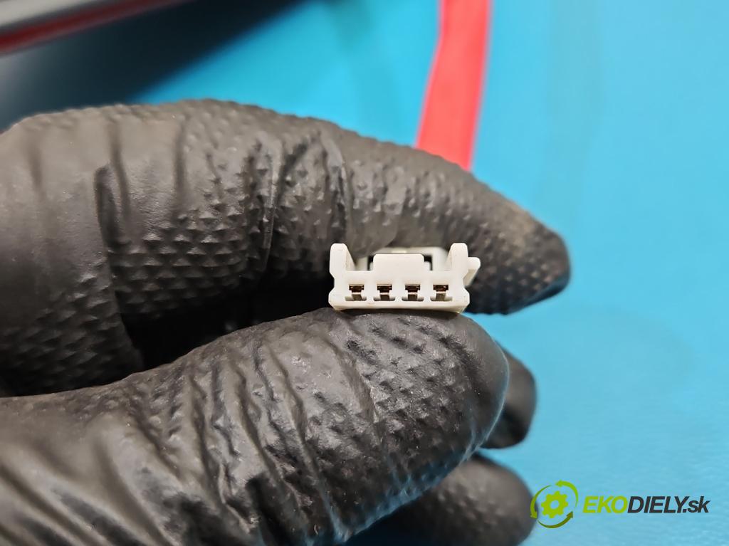 Toyota Auris II 2012-2018 1.8 16V 99 hp automatic 73 kW 1798 cm3 5- světlo zadní pravé  (Klika dveří ostatní)