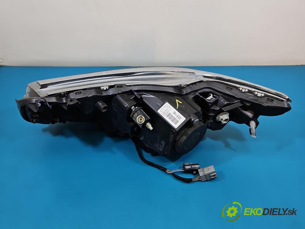 Toyota Auris II 2012-2018 1.8 16V 99 HP automatic 73 kW 1798 cm3 5- Reflektor: pravý 81110-02K60 (Svetlo predné pravé)