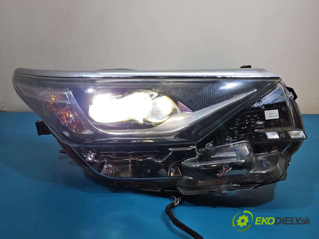Toyota Auris II 2012-2018 1.8 16V 99 HP automatic 73 kW 1798 cm3 5- Reflektor: pravý 81110-02K60 (Svetlo predné pravé)