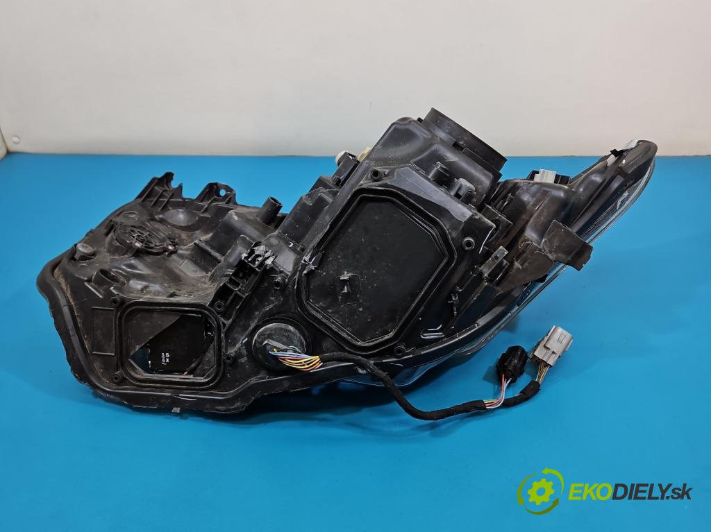 Toyota Auris II 2012-2018 1.8 16V 99 HP automatic 73 kW 1798 cm3 5- Reflektor: pravý 81110-02K60 (Svetlo predné pravé)
