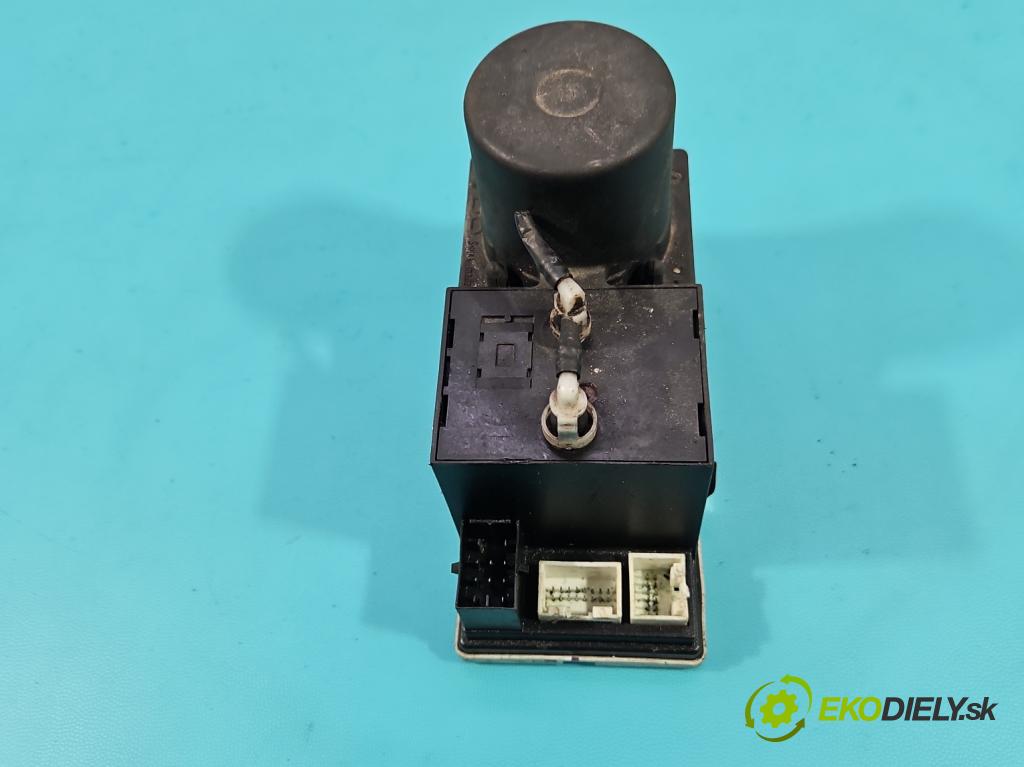 Audi A4 B5 1994-2001 1.8 20V 125 HP manual 92 kW 1781 cm3 5- Centrální: zámek: 8D0862257