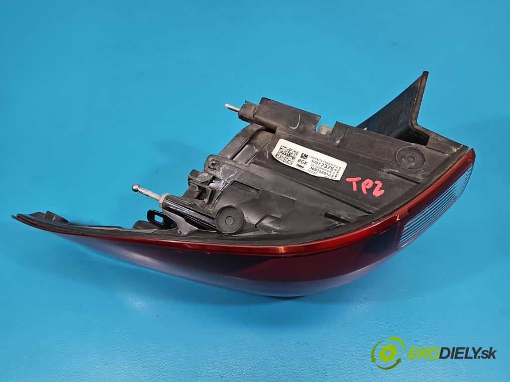 Opel Astra V  2015-2022 1.4 T 125 HP manual 92 kW 1399 cm3 5- svetlo / reflektor zadné pravé 39077375 (Kľučka dverí ostatné)