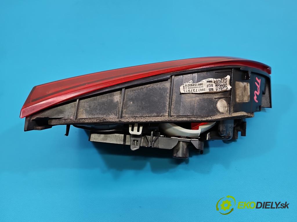 Opel Astra V  2015-2022 1.4 T 125 HP manual 92 kW 1399 cm3 5- svetlo / reflektor zadné pravé 39077379 (Kľučka dverí ostatné)