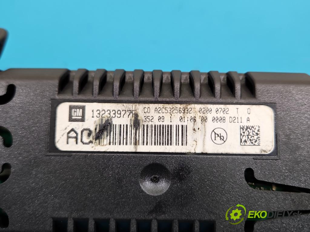 Opel Insignia A 2008-2017 2.0 cdti 131 hp manual 96 kW 1956 cm3 5- displej 13233977F (Přístrojová deska)