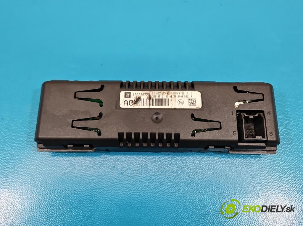 Opel Insignia A 2008-2017 2.0 cdti 131 hp manual 96 kW 1956 cm3 5- displej 13233977F (Přístrojová deska)