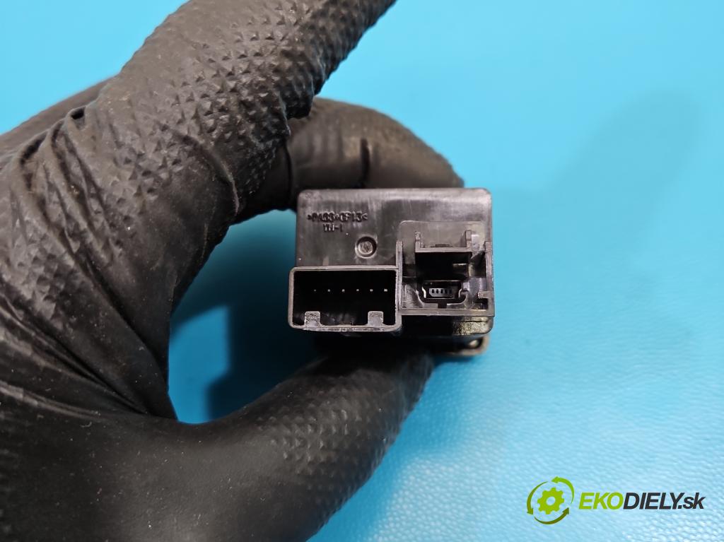 Opel Astra V  2015-2022 1.4 T 125 hp manual 92 kW 1399 cm3 5- zásuvka USB 39087528