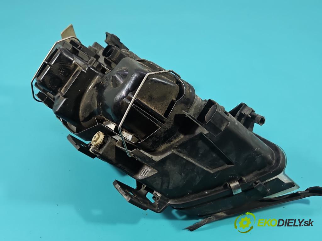 Audi A6 C5 1997-2004 2.4 V6 165 HP automatic 121 kW 2393 cm3 4- Reflektor: pravý  (Svetlo predné pravé)