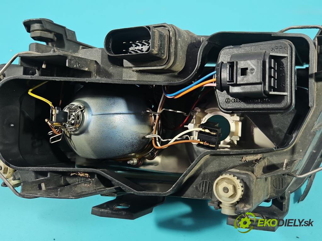 Audi A6 C5 1997-2004 2.4 V6 165 HP automatic 121 kW 2393 cm3 4- Reflektor: pravý  (Svetlo predné pravé)