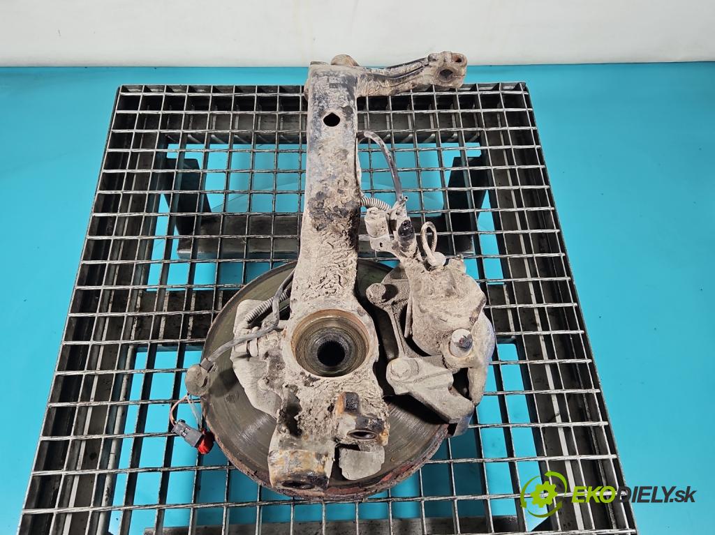 Audi A6 C5 1997-2004 2.4 V6 165 HP automatic 121 kW 2393 cm3 4- náboj pravé  (Náboj kolesa)