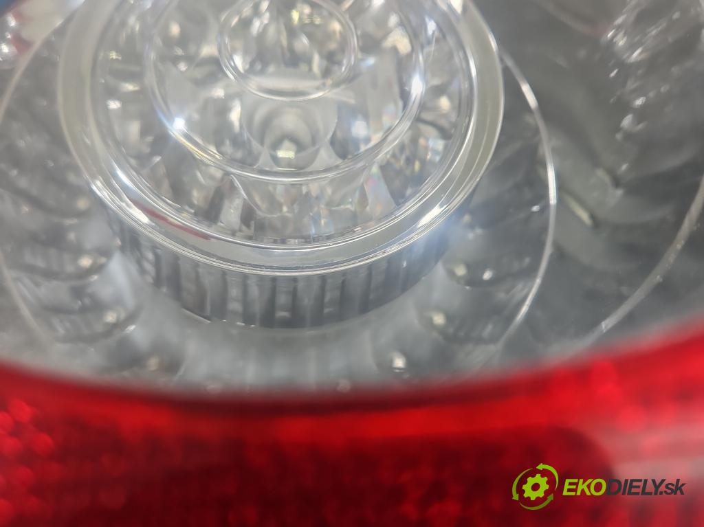 Vw Passat B6 2005-2010 1.6 8V 102 HP manual 75 kW 1595 cm3 5- svetlo / reflektor zadné ľavé  (Kľučka dverí ostatné)