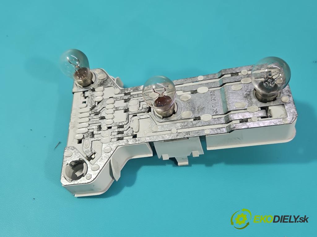 Vw Passat B5 1995-2005 1.6 8V 101 HP manual 74 kW 1595 cm3 4- svetlo / reflektor zadné pravé 3B5945096F (Kľučka dverí ostatné)