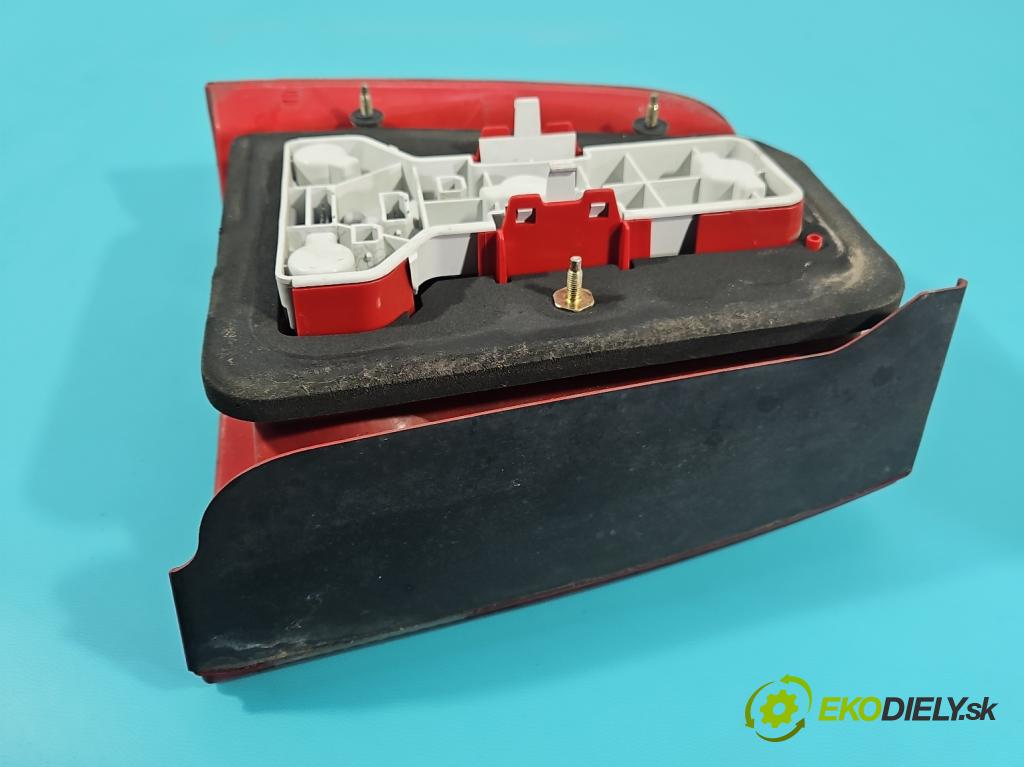 Vw Passat B5 1995-2005 1.6 8V 101 HP manual 74 kW 1595 cm3 4- svetlo / reflektor zadné pravé 3B5945096F (Kľučka dverí ostatné)