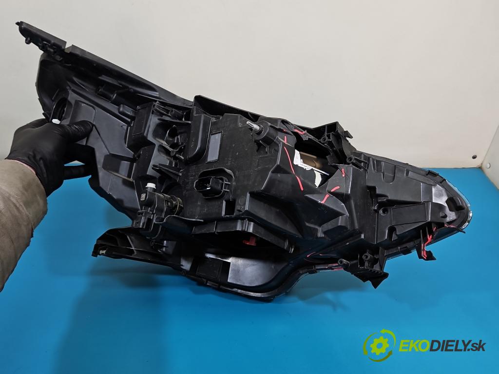 Renault Clio V 2019- 1.0 91 KM automatic 67 kW 999 cm3 5- Reflektor: ľavý 260607647R (Kľučka dverí ostatné)