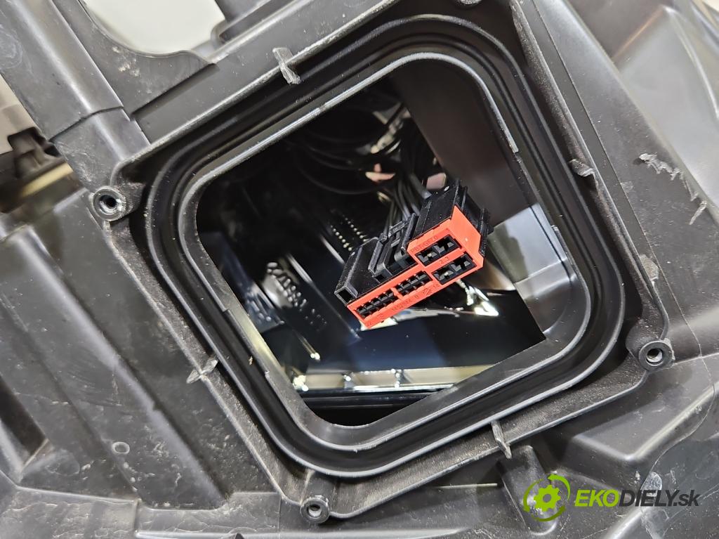 Renault Clio V 2019- 1.0 91 KM automatic 67 kW 999 cm3 5- Reflektor: ľavý 260607647R (Kľučka dverí ostatné)