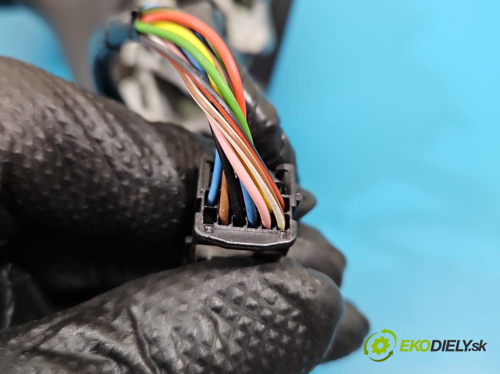 Renault Clio V 2019- 1.0 91 KM automatic 67 kW 999 cm3 5- zrkadlo pravé  (Kľučka dverí ostatné)