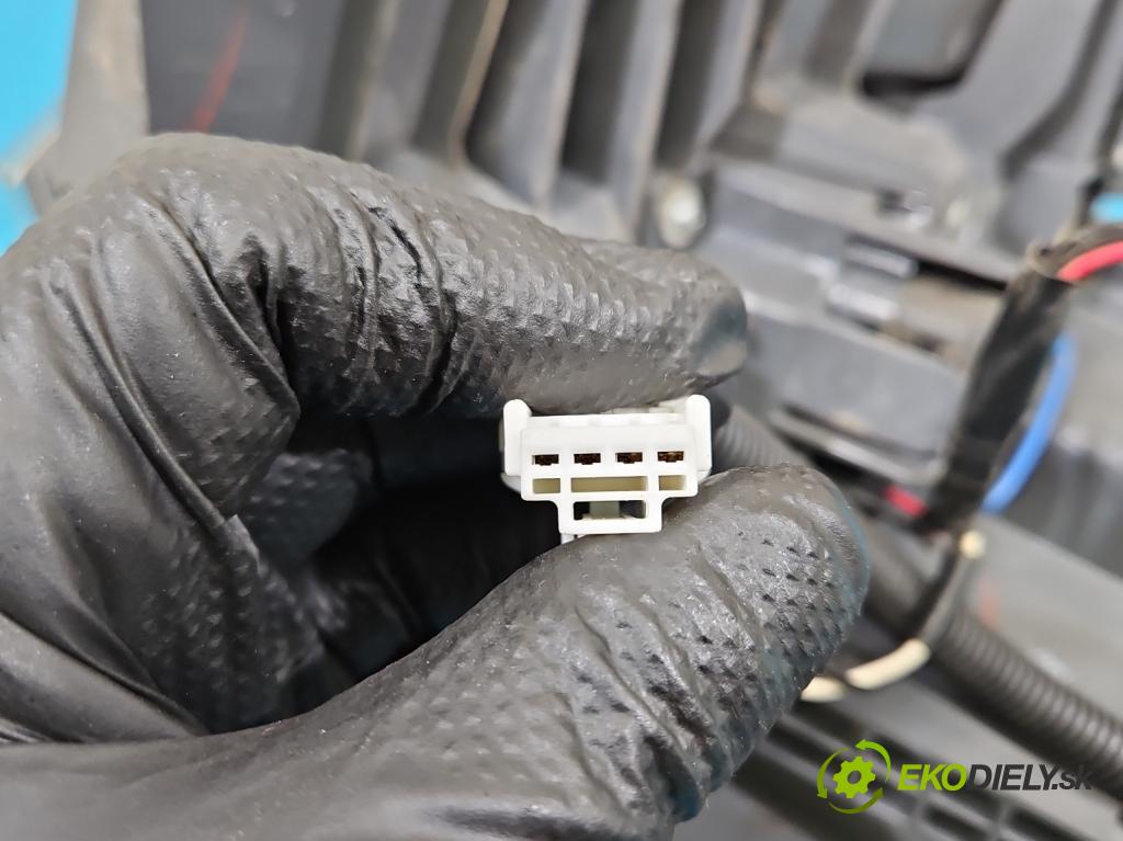 Nissan X-trail III T32 2013-2021 1.6 dci 131 HP automatic 96 kW 1598 cm3 5- svetlo / reflektor zadné ľavé  (Kľučka dverí ostatné)