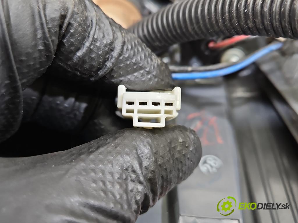 Nissan X-trail III T32 2013-2021 1.6 dci 131 HP automatic 96 kW 1598 cm3 5- svetlo / reflektor zadné pravé  (Kľučka dverí ostatné)