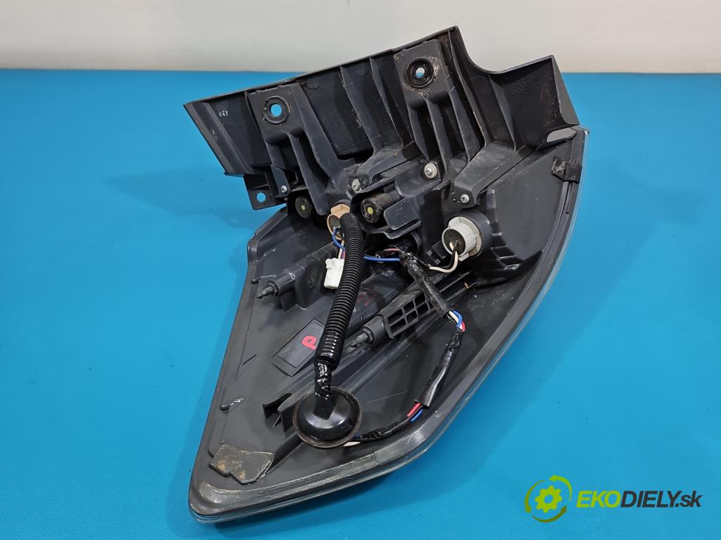 Nissan X-trail III T32 2013-2021 1.6 dci 131 HP automatic 96 kW 1598 cm3 5- svetlo / reflektor zadné pravé  (Kľučka dverí ostatné)