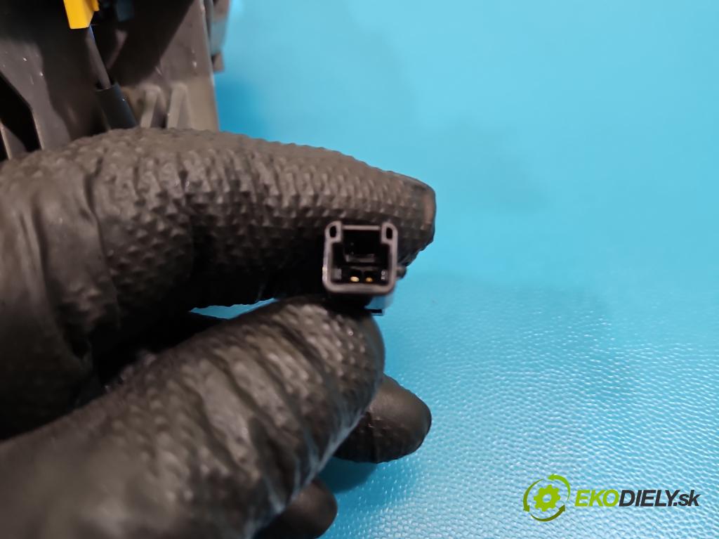 Nissan X-trail III T32 2013-2021 1.6 dci 131 hp automatic 96 kW 1598 cm3 5- čočka reflektor: levého