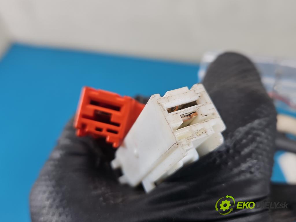 Toyota Auris II 2012-2018 1.8 16V 99 HP automatic 73 kW 1798 cm3 5- Zväzok: ostatné 8216402030G