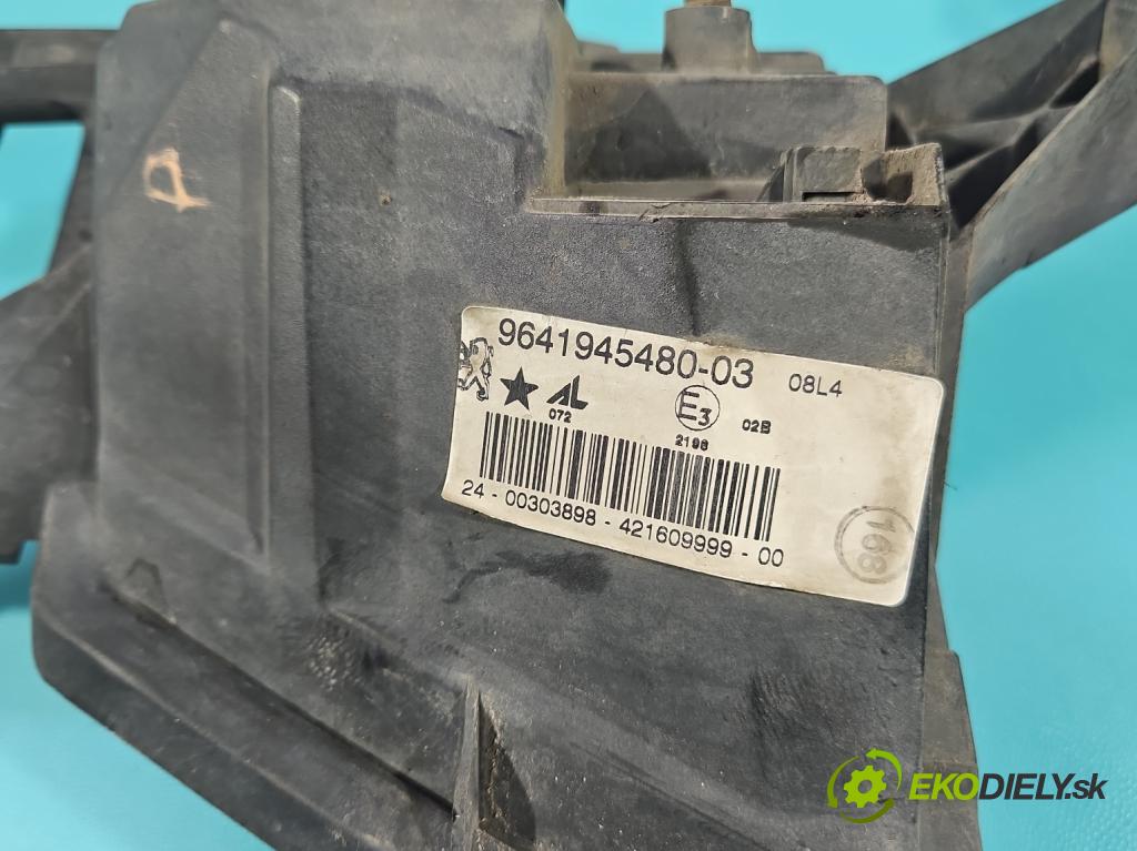 Peugeot 407 2.0 16V 136 HP manual 100 kW 1997 cm3 4- Halogen pravý 9641945480 (Kľučka dverí ostatné)