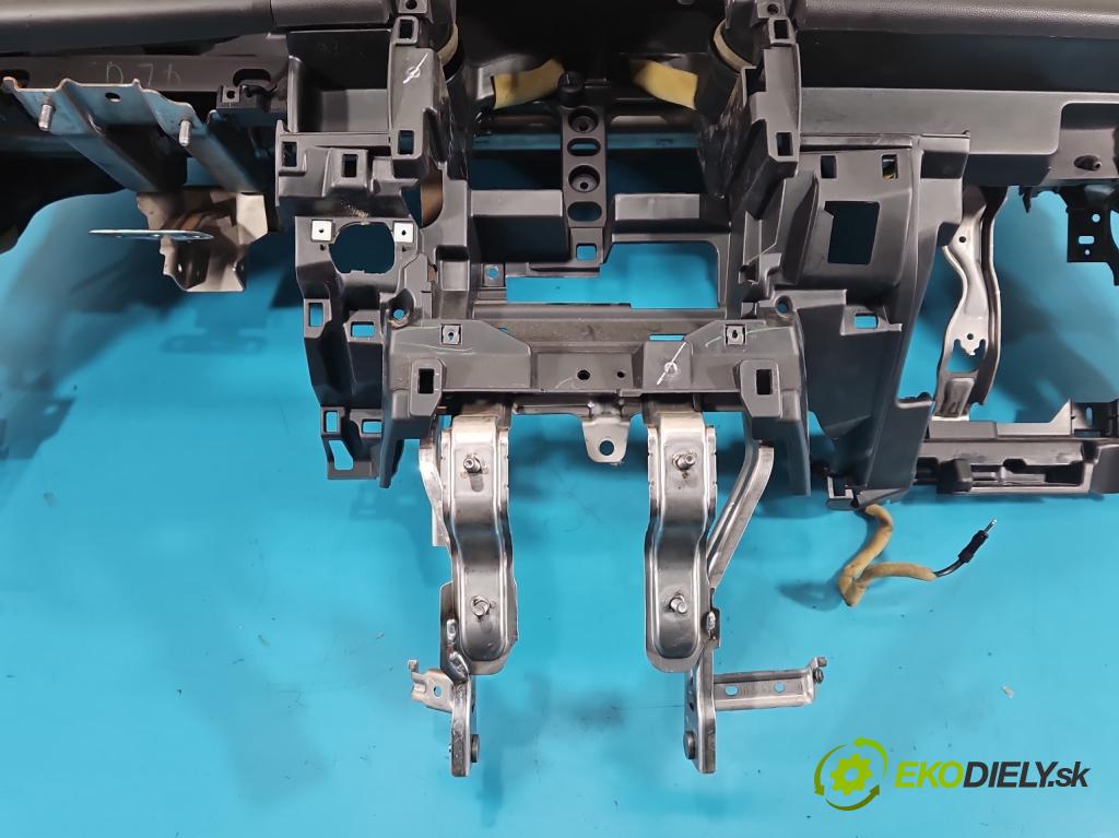 Mazda 2 II 2007-2014 1.3 16V 86 HP manual 63 kW 1349 cm3 3- kokpit,pristrojová doska rozdeľovacia