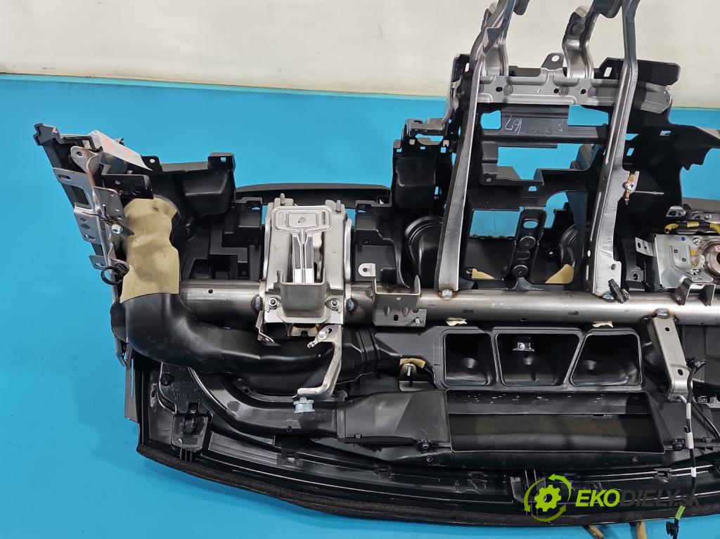 Mazda 2 II 2007-2014 1.3 16V 86 HP manual 63 kW 1349 cm3 3- kokpit,pristrojová doska rozdeľovacia