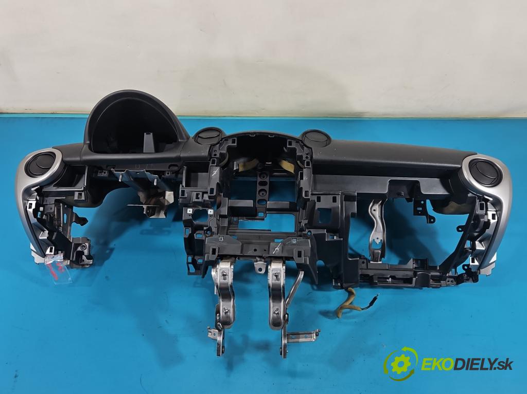 Mazda 2 II 2007-2014 1.3 16V 86 HP manual 63 kW 1349 cm3 3- kokpit,pristrojová doska rozdeľovacia 