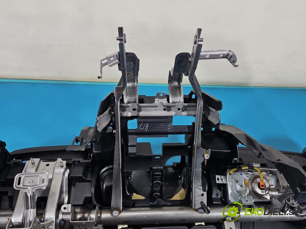 Mazda 2 II 2007-2014 1.3 16V 86 HP manual 63 kW 1349 cm3 3- kokpit,pristrojová doska rozdeľovacia